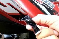 Cara ampuh membersihkan stiker motor