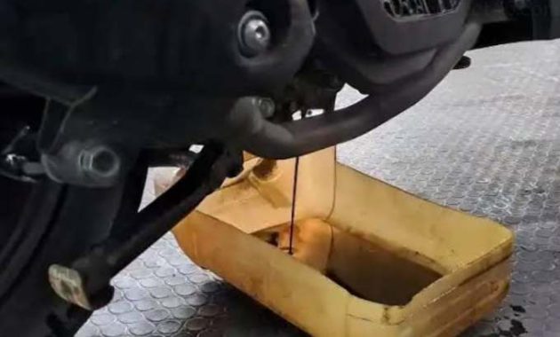 Kenali 9 Ciri-Ciri Oli Motor Habis