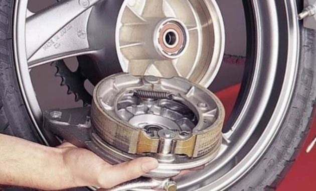 9 Jarak Tempuh Ideal Ganti Kampas Ganda Motor Matic & Pertimbangannya 3 Kampas ganda aus sebelah