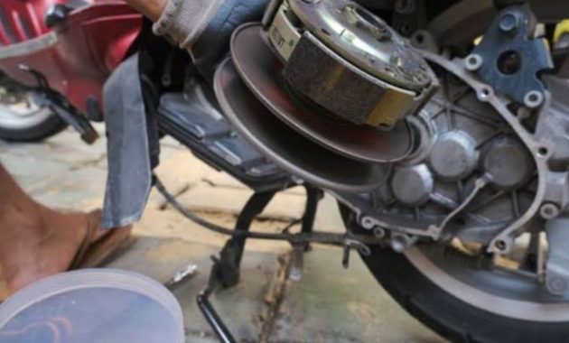 9 Jarak Tempuh Ideal Ganti Kampas Ganda Motor Matic & Pertimbangannya 4 Penyebab kampas ganda habis sebelah