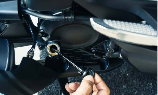 Kenali 9 Ciri-Ciri Oli Motor Habis