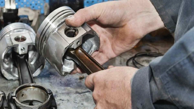 Ciri dan Penyebab Piston Motor Rusak