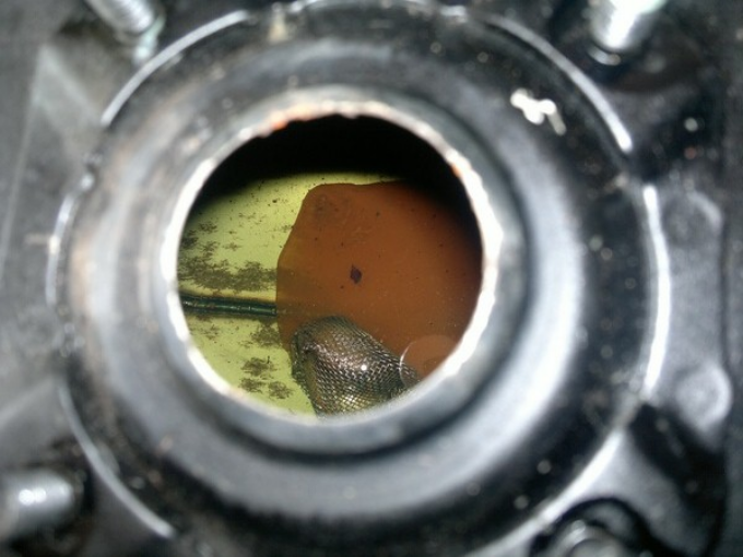 Membersihkan Tangki Motor