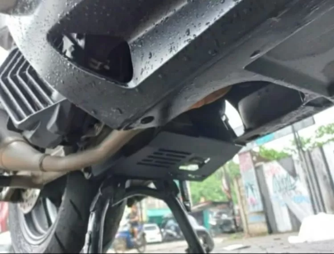 Cara Membersihkan Lumpur dan Oli di Kolong Motor