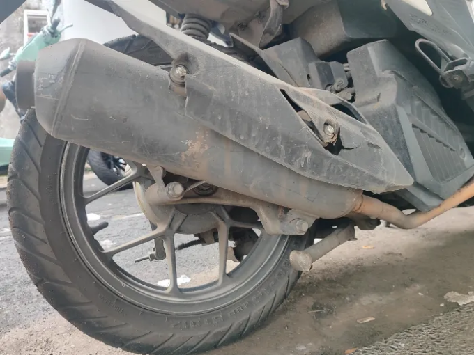 Cara Membersihkan Lumpur dan Oli di Kolong Motor